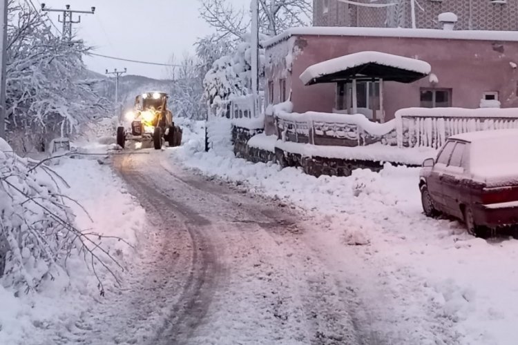 Bursa'da belediye ekipleri kapanan yolları a&ccedil;tı