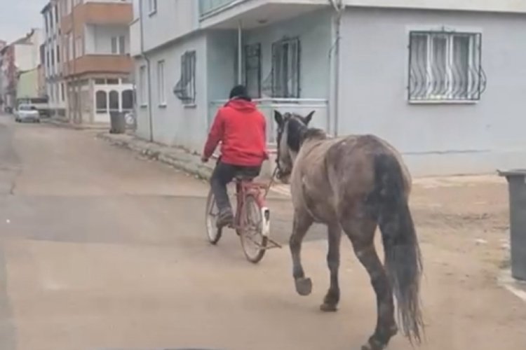 Bursa'da atı bisikletine bağlayarak g&ouml;t&uuml;rd&uuml;
