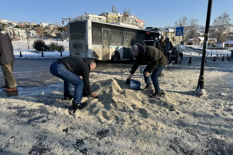 Tekirdağ'da vatandaşlar buzlanan sokakları tuzladı