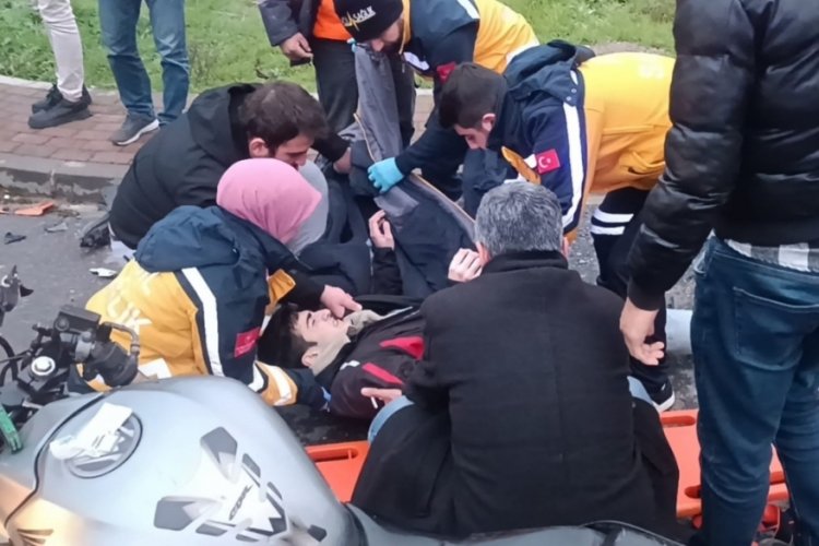 Servis minib&uuml;s&uuml;yle motosiklet kafa kafaya &ccedil;arpıştı: 1 yaralı