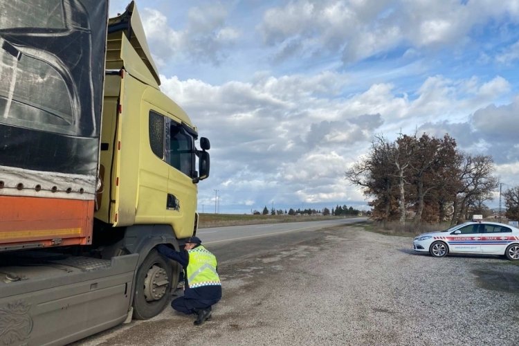 Edirne'de jandarma ekiplerince kış lastiği denetimi yapıldı