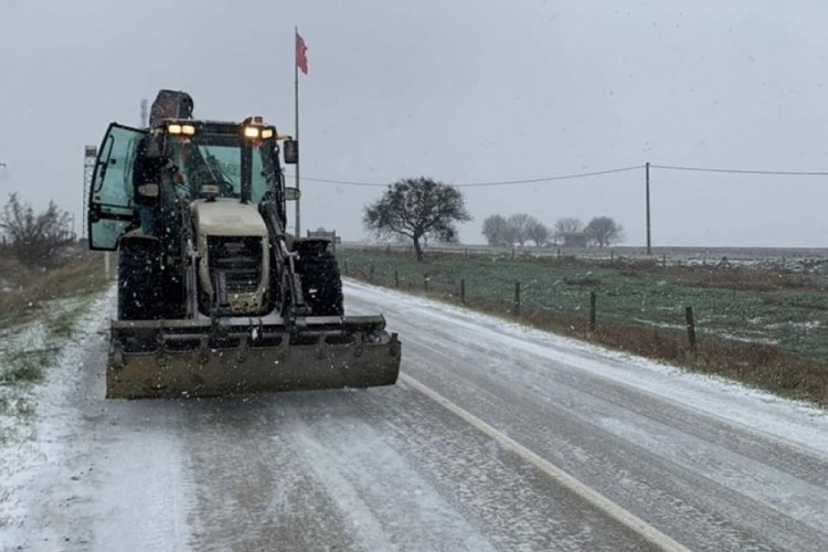 Tekirdağ'da kar nedeniyle kapanan 10 mahalle yolu ulaşıma a&ccedil;ıldı