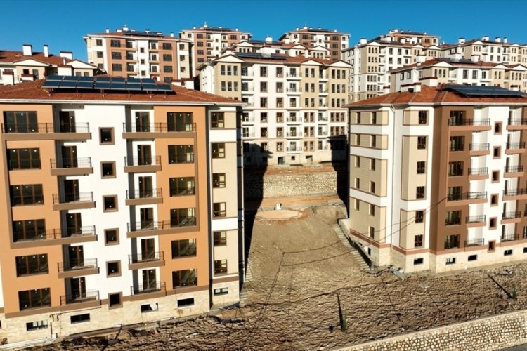 Bakan &Ouml;zhaseki yapımı s&uuml;ren afet konutlarına ilişkin video paylaştı