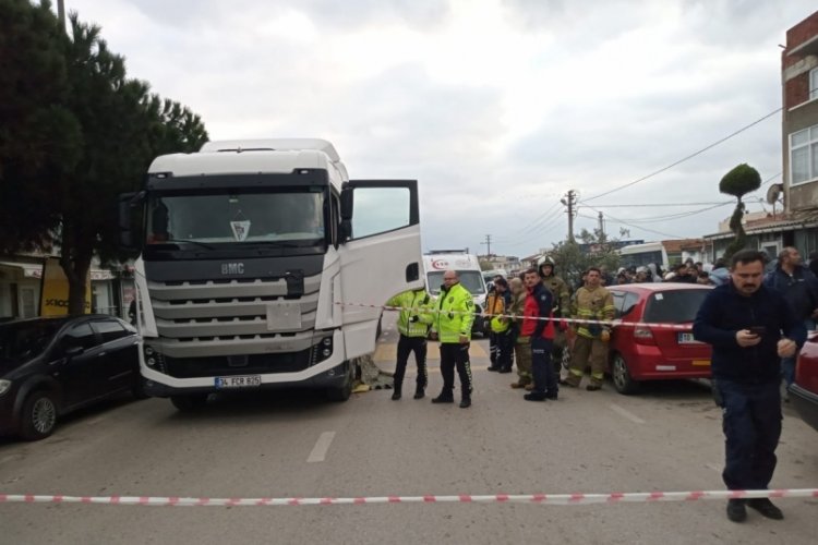 Balıkesir'de yolun karşısına ge&ccedil;mek istemişti, tırın altında kaldı!