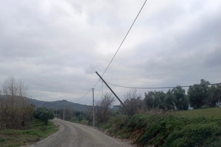 Bursa'da telefon ve internet kabloları yerlerde! Direkleri Allah'a emanet