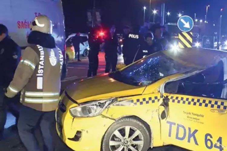 İstanbul'da kontrolden &ccedil;ıkan taksi takla attı!