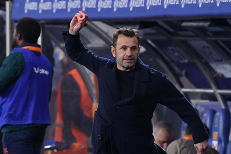 Okan Buruk, VAR'a isyan etti oyuncularına kızdı!