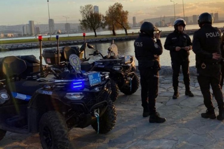 İzmir'de berbere baskında ele ge&ccedil;irilenler şoke etti