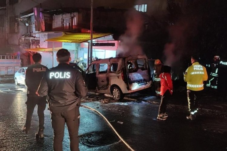 İstanbul'da inşaat bek&ccedil;isinin yaktığı ateş otomobili yaktı