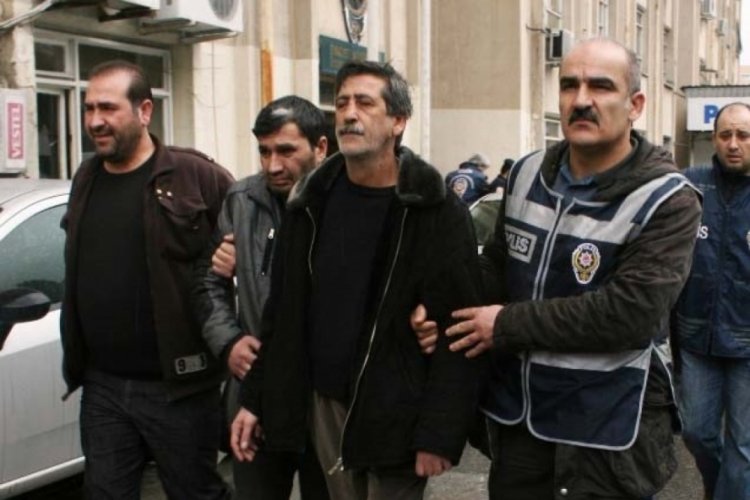 12 yıl &ouml;nce &ccedil;ocukluk arkadaşını &ouml;ld&uuml;ren firari, saklandığı evde yakalandı