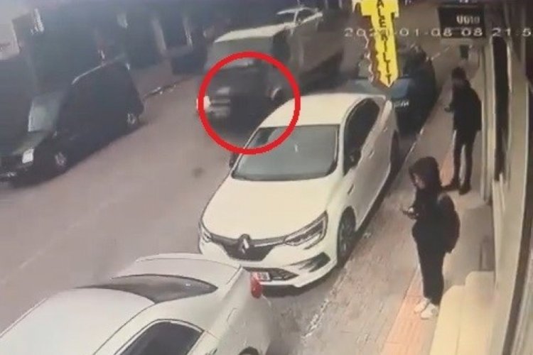 Bursa'da yolun karşısına ge&ccedil;meye &ccedil;alışan yayaya &ccedil;arpan kamyonet kamerada