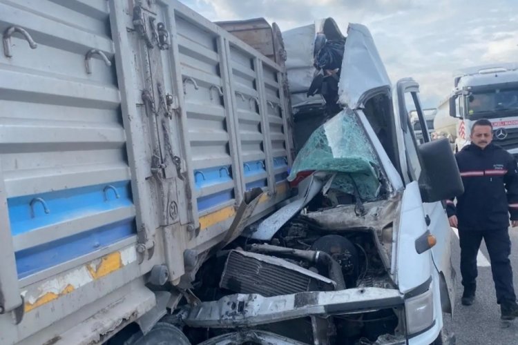 Yalova'da minib&uuml;s kamyona arkadan &ccedil;arptı! 1 yaralı
