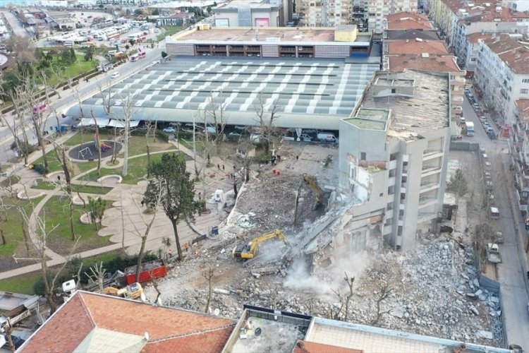 Depreme dayanıksız &ccedil;ıkan Yalova Belediyesi hizmet binasının yıkımı s&uuml;r&uuml;yor