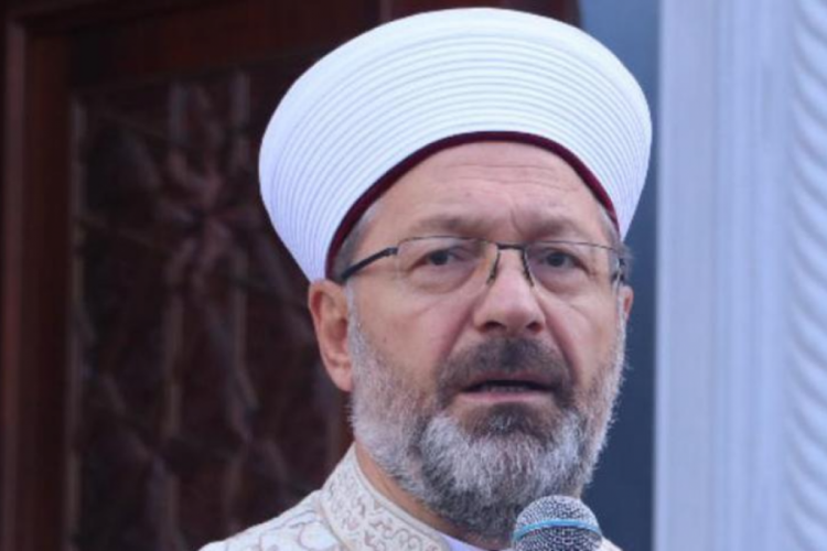 Ali Erbaş, bı&ccedil;aklı saldırıda yaralanan Fatih Camisi imamı Galip Usta'yı ziyaret etti
