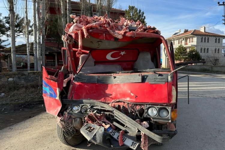 Ankara'da kemik y&uuml;kl&uuml; kamyon EGO otob&uuml;s&uuml;ne &ccedil;arptı