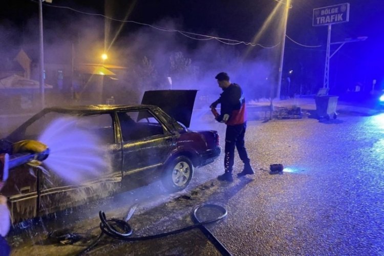 Sivas'ta bir s&uuml;r&uuml;c&uuml; ceza kesileceğini &ouml;ğrenince otomobilini ateşe verdi