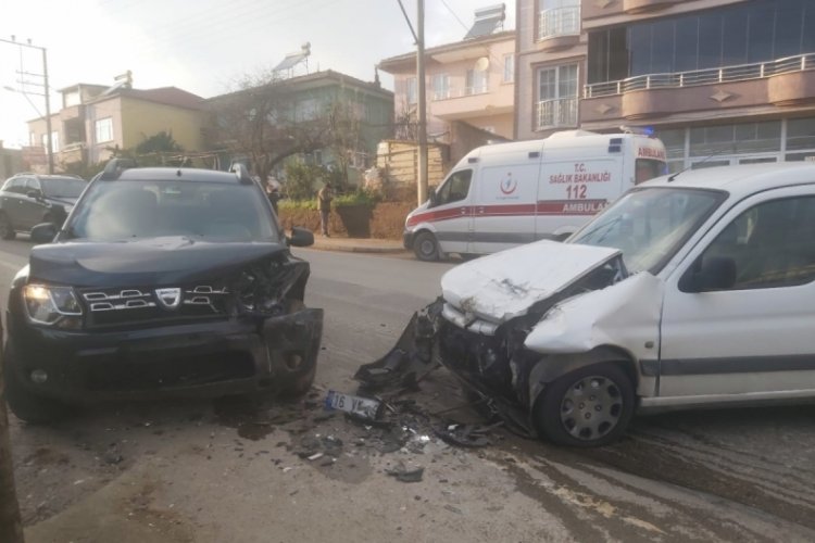 Bursa'da iki araç kafa kafaya çarpıştı: 2 yaralı