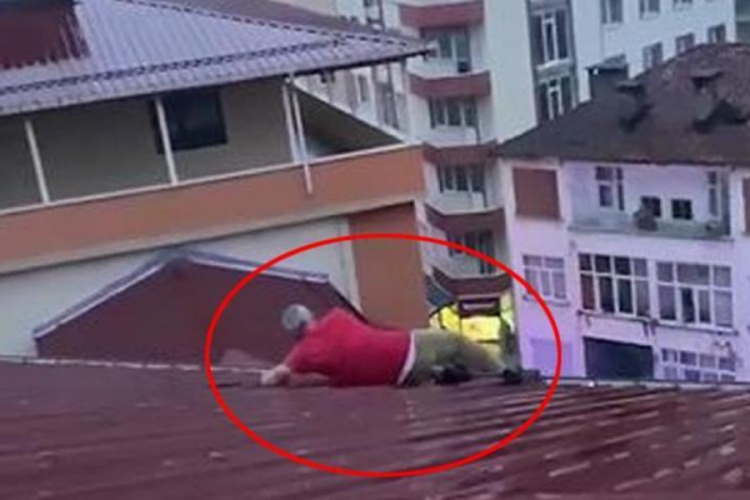Artvin'de &ccedil;atıda dengesini kaybetti, son anda tutundu!