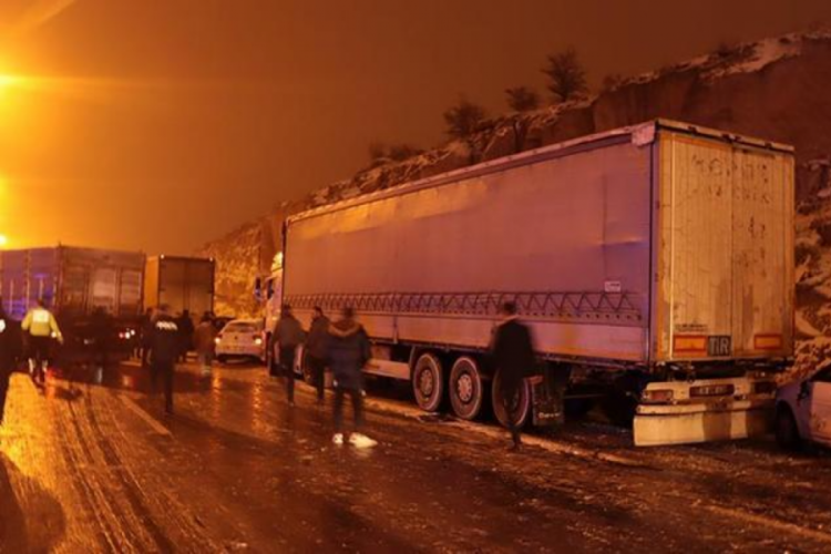 Kayseri'de 3 TIR ve 5 otomobil birbirine girdi!
