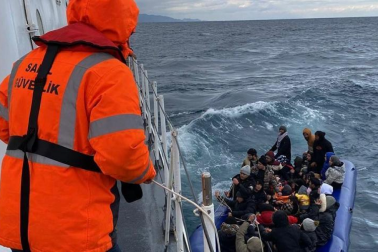 &Ccedil;anakkale'de 56 ka&ccedil;ak g&ouml;&ccedil;men kurtarıldı