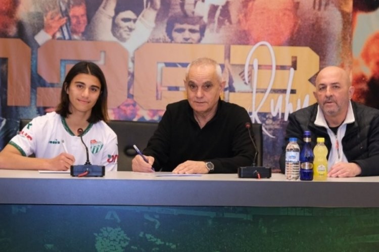 Bursaspor, Ahmet &Ccedil;obanoğlu ile s&ouml;zleşme imzaladı