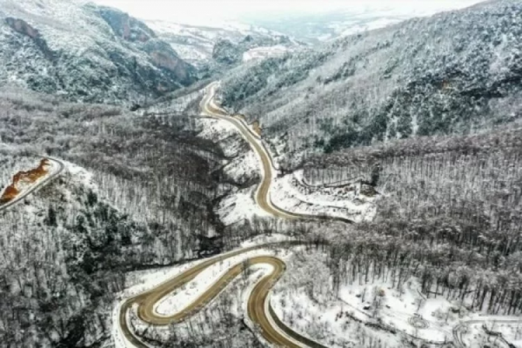 Uludağ'ın yama&ccedil;larındaki kıvrımlı yollar karlı ormanlarla b&uuml;t&uuml;nleşti