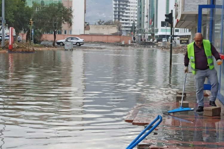 Hatay'da sağanak etkili oldu! İskenderun sahili su altında kaldı