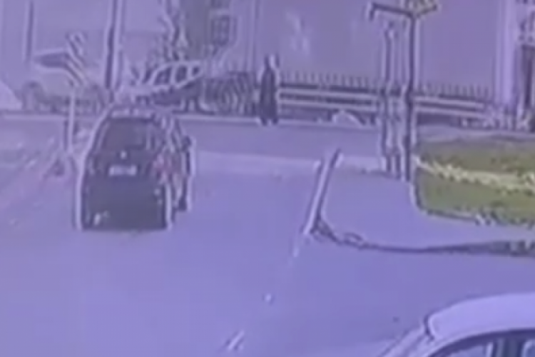 Yaya ge&ccedil;idinden ge&ccedil;en kadına otomobil &ccedil;arptı