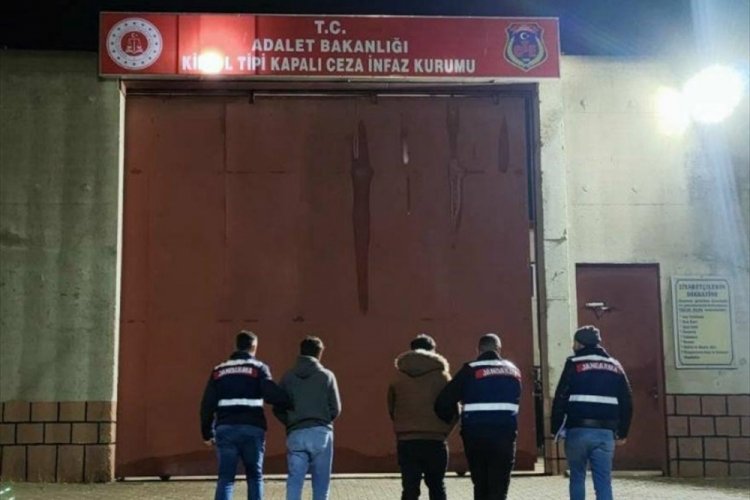 Kilis'te ter&ouml;r operasyonunda yakalanan 2 zanlı tutuklandı