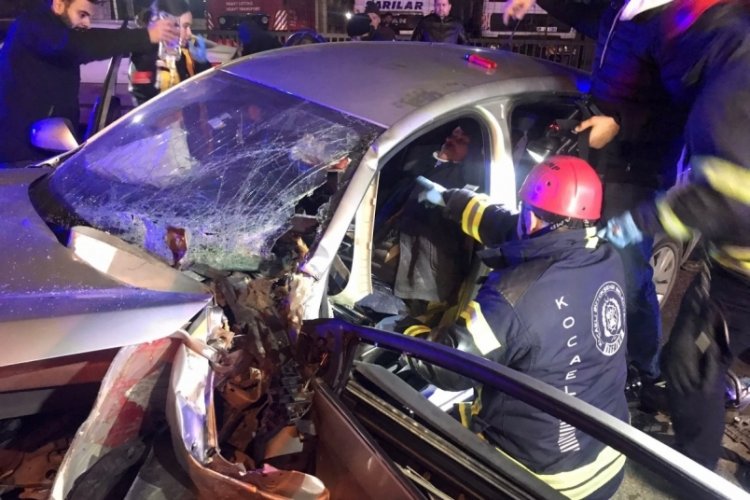 Kocaeli'de otomobil bariyere saplandı: 4 yaralı