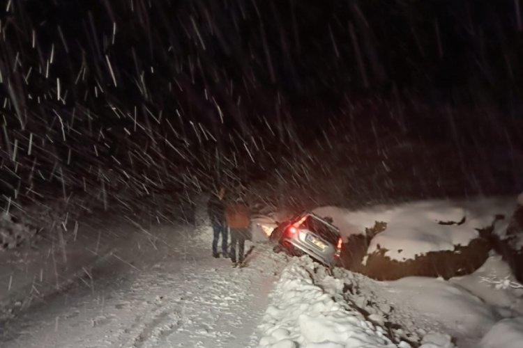 Siirt'te kar ve tipi nedeniyle 3 kişi yolda mahsur kaldı