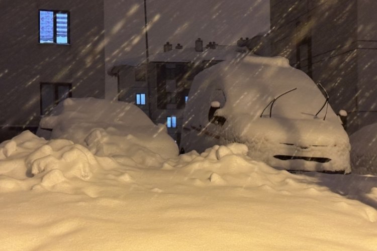 Hakkari'de kar kalınlığı 40 santimetreyi buldu