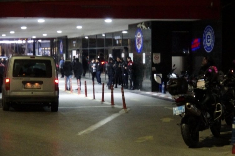 İzmir'de ş&uuml;pheli aracın peşindeki motosikletli polis ekibi kaza yaptı!