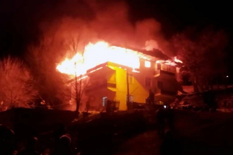 G&uuml;m&uuml;şhane'de baca tutuştu, teras kat ve &ccedil;atı kullanılamaz hale geldi