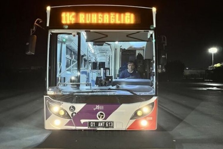 Adana'da otob&uuml;s şof&ouml;r&uuml;, kalp krizi ge&ccedil;iren yolcuyu hastaneye yetiştirdi