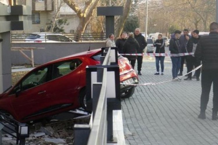 İstanbul'da  fren yerine gaza basan s&uuml;r&uuml;c&uuml; bah&ccedil;e duvarını aştı
