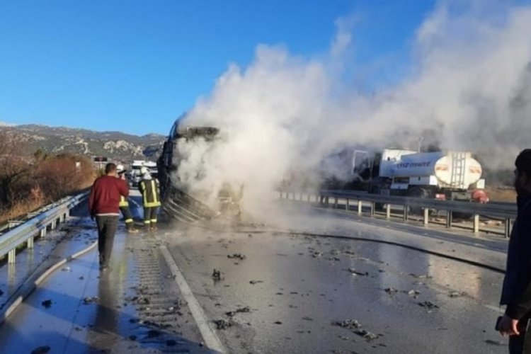Burdur'da seyir halindeki TIR'da yangın &ccedil;ıktı