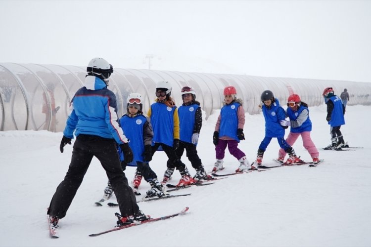 Kayseri B&uuml;y&uuml;kşehir Belediyesi Erciyes'te kayak eğitimi veriyor