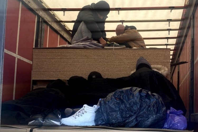 Bursa'da sunta y&uuml;kl&uuml; TIR'ın dorsesinde 9 ka&ccedil;ak g&ouml;&ccedil;men yakalandı