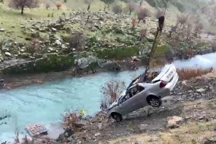 Şırnak'ta Habur &Ccedil;ayı'na d&uuml;şen otomobil vin&ccedil; yardımıyla &ccedil;ıkartıldı