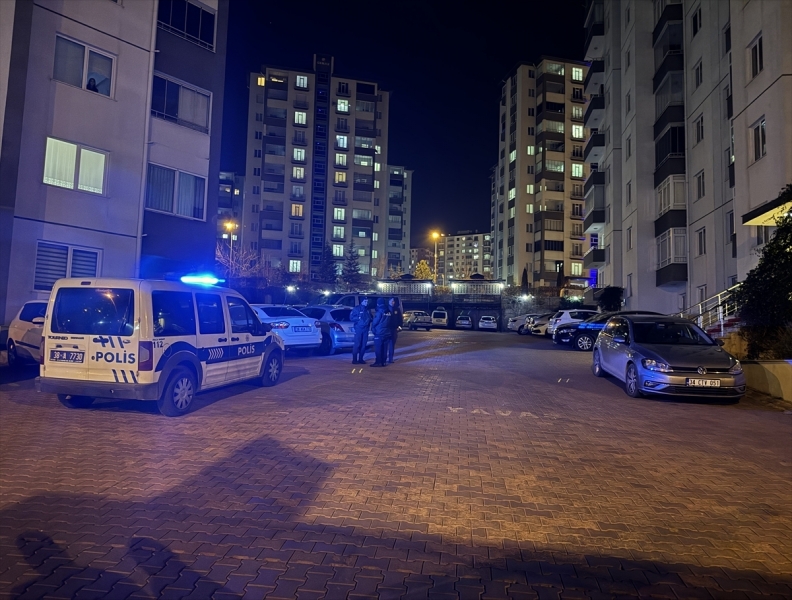 Kayseri'de tabancanın kazara ateş alması sonucu 2 kişi yaralandı