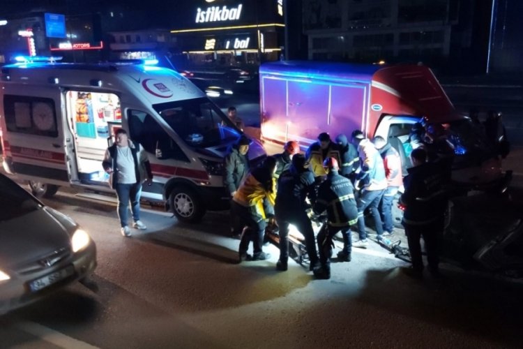 Kocaeli'de kamyonet bariyerlere ok gibi saplandı: 1 yaralı