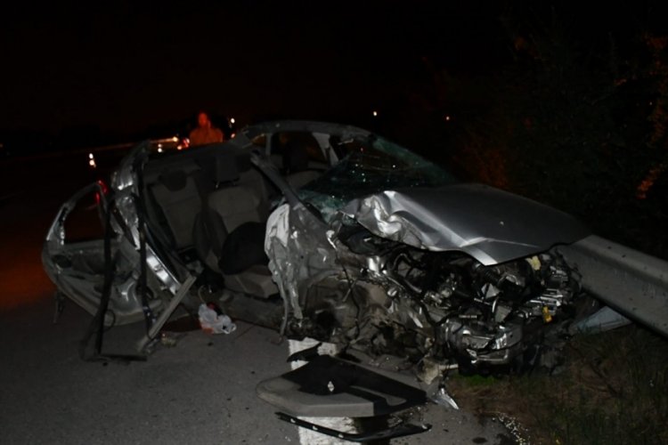 Hatay'da bariyerlere &ccedil;arpan otomobilin s&uuml;r&uuml;c&uuml;s&uuml; &ouml;ld&uuml;