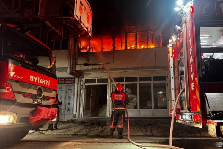 Sakarya'da koltuk &uuml;retimi yapan at&ouml;lye alev alev yandı