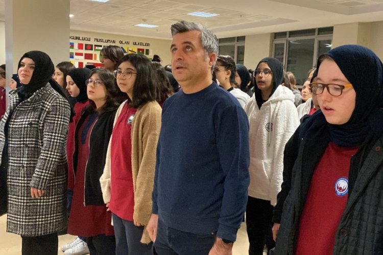Zonguldaklı &ouml;ğrencilerden şehitler i&ccedil;in saygı duruşu