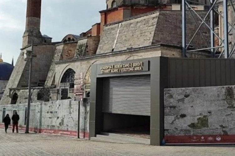 Ayasofya Camii'nin turist kapısına kepenk takıldı