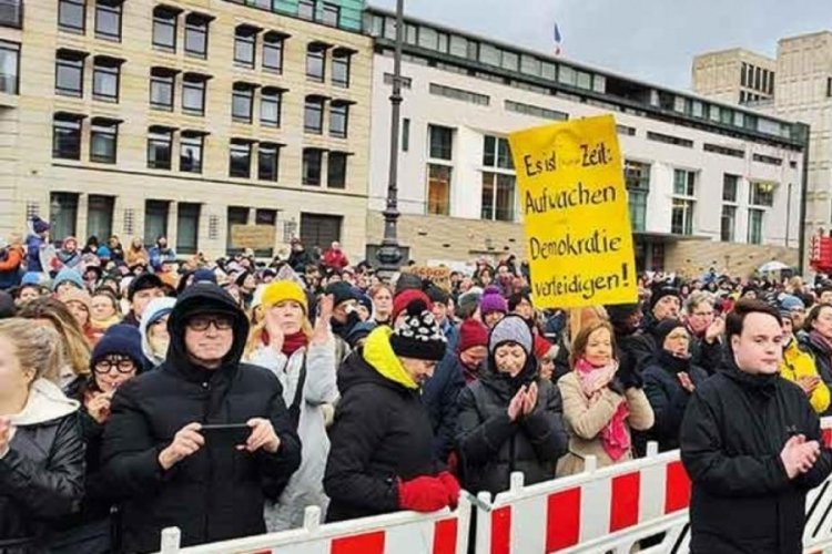 Almanya'da aşırı sağcı AfD Partisi ve ırk&ccedil;ılık karşıtı protesto!