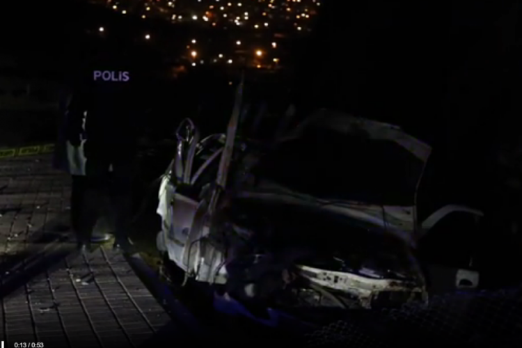 Antalya'da ara&ccedil; şarampole devrildi! &Ouml;l&uuml; ve yaralılar var