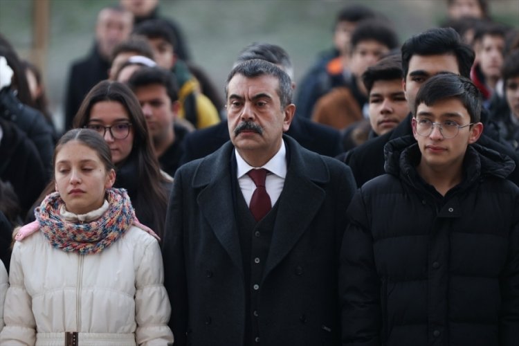 81 ilde okullarda şehitlerimiz i&ccedil;in saygı duruşunda bulunuldu