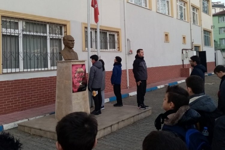 Bursa Orhangazi'de şehitler i&ccedil;in t&uuml;m okullarda bir dakikalık saygı duruşu yapıldı